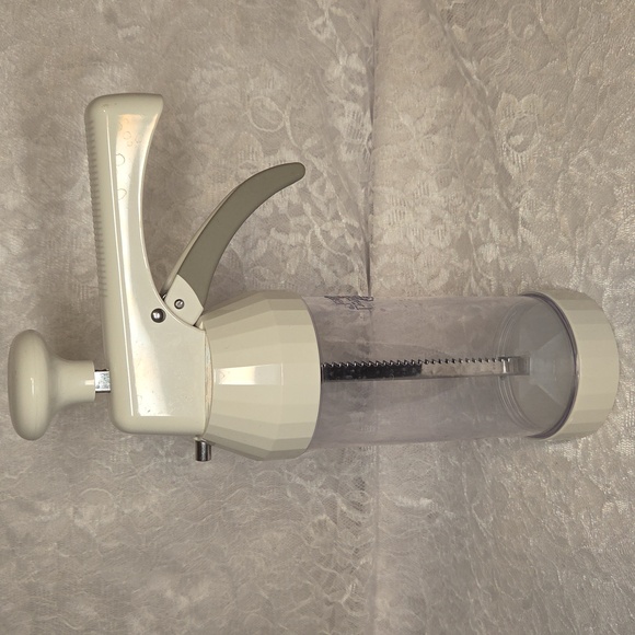 Pampered Chef: Cookie Press with Disks - Picture 3 of 6